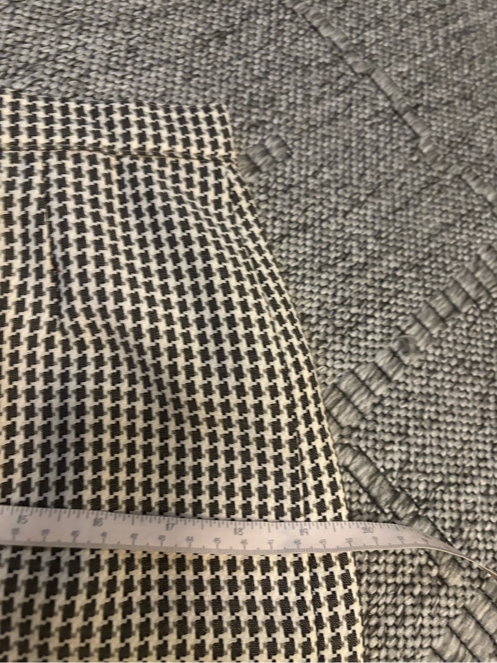 Classic Houndstooth Jacket - Women's Tailored Coat & matching skirt. - Picture 13 of 14